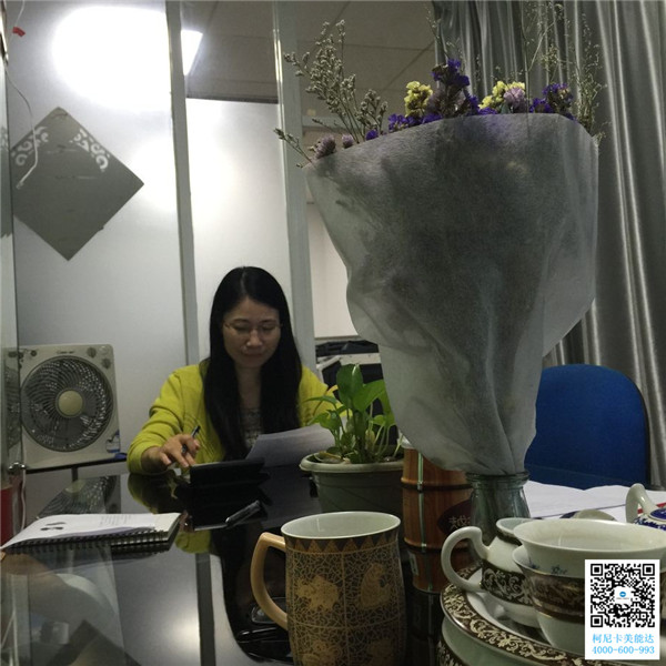 科頤辦公大領導正在統計分數 科頤辦公大領導正在統計分數