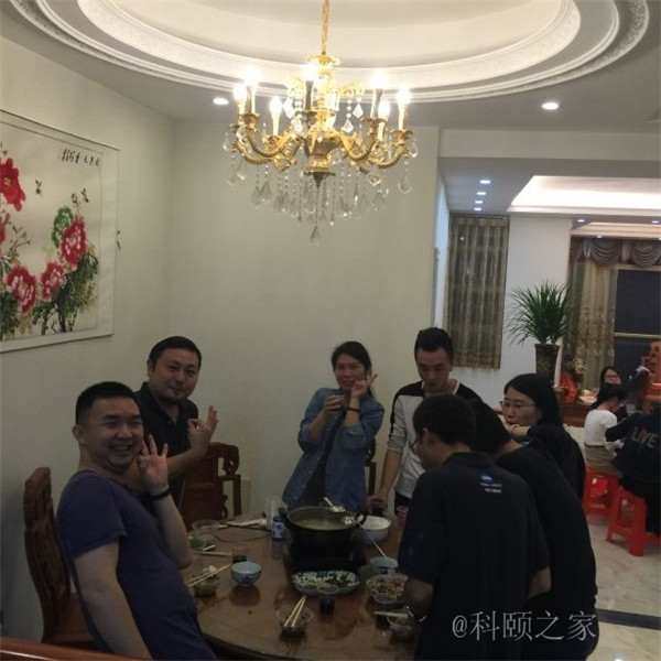 科頤家人一起吃團圓飯,并送上對大家的祝福-科頤辦公 科頤家人一起吃團圓飯,并送上對大家的祝福-科頤辦公