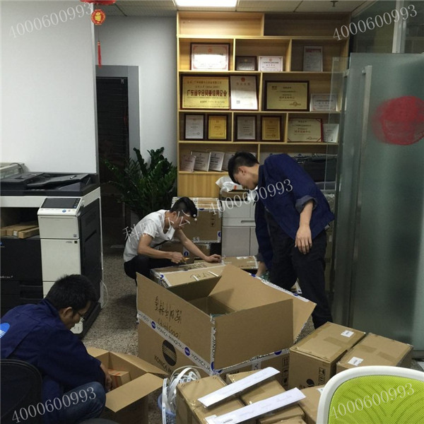 全新原裝柯尼卡美能達復印機配件回貨，同事在整理-科頤辦公