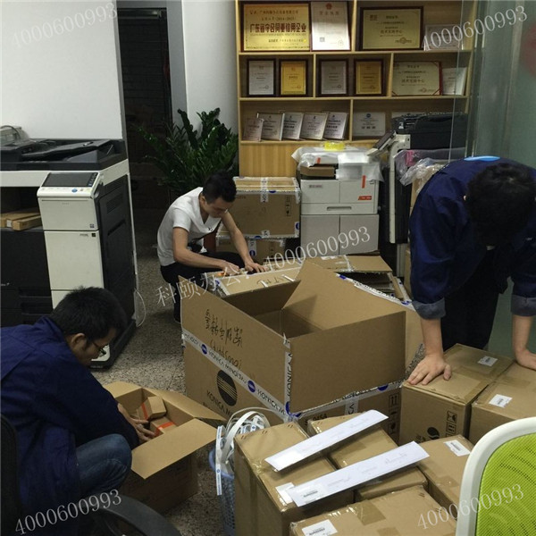 全新原裝柯尼卡美能達復印機配件回貨，同事在整理-科頤辦公