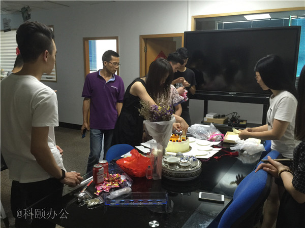 柯尼卡美能達(dá)復(fù)印機(jī)代理商--科頤之家家人一起分享美味的蛋糕 柯尼卡美能達(dá)復(fù)印機(jī)代理商--科頤之家家人一起分享美味的蛋糕