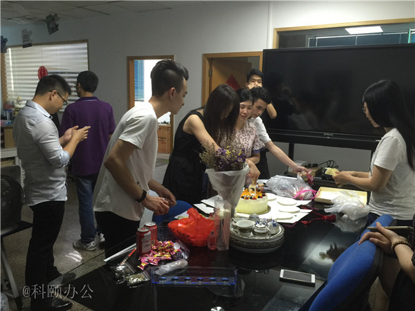 柯尼卡美能達(dá)復(fù)印機(jī)代理商--科頤之家家人一起分享美味的蛋糕 柯尼卡美能達(dá)復(fù)印機(jī)代理商--科頤之家家人一起分享美味的蛋糕