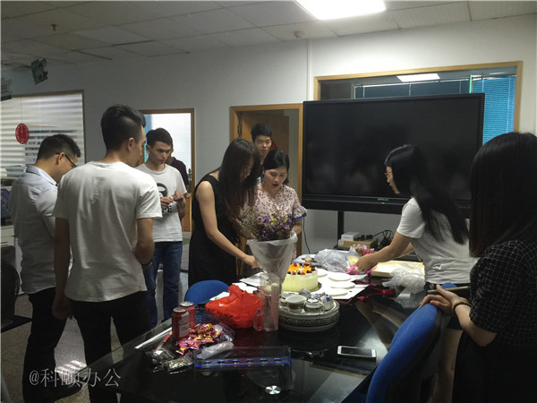 柯尼卡美能達(dá)復(fù)印機(jī)代理商--科頤之家家人一起分享美味的蛋糕 柯尼卡美能達(dá)復(fù)印機(jī)代理商--科頤之家家人一起分享美味的蛋糕