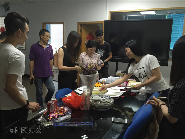 柯尼卡美能達(dá)復(fù)印機(jī)代理商--科頤之家家人一起分享美味的蛋糕 柯尼卡美能達(dá)復(fù)印機(jī)代理商--科頤之家家人一起分享美味的蛋糕