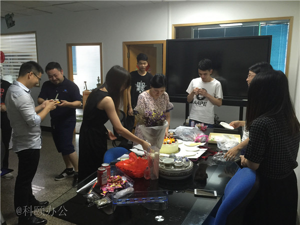 柯尼卡美能達(dá)復(fù)印機(jī)代理商--科頤之家家人一起分享美味的蛋糕 柯尼卡美能達(dá)復(fù)印機(jī)代理商--科頤之家家人一起分享美味的蛋糕