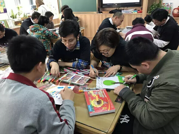 柯尼卡美能達志愿者和小朋友一起做手工